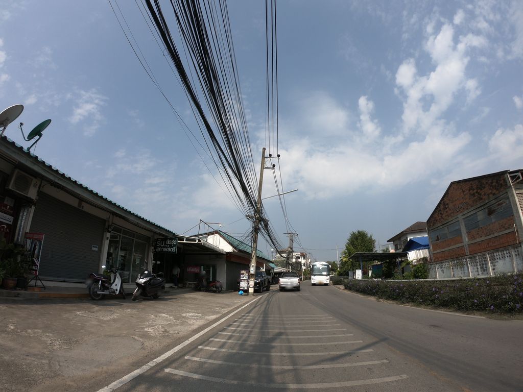 ภาพถนนตรงที่ Bossy Hair ตั้งอยู่ ถ่ายโดย chanuwath_grab พ.ศ. 2562 (2019) · A street-level view of where Bossy Hair stands, by chanuwath_grab in 2562 (2019)