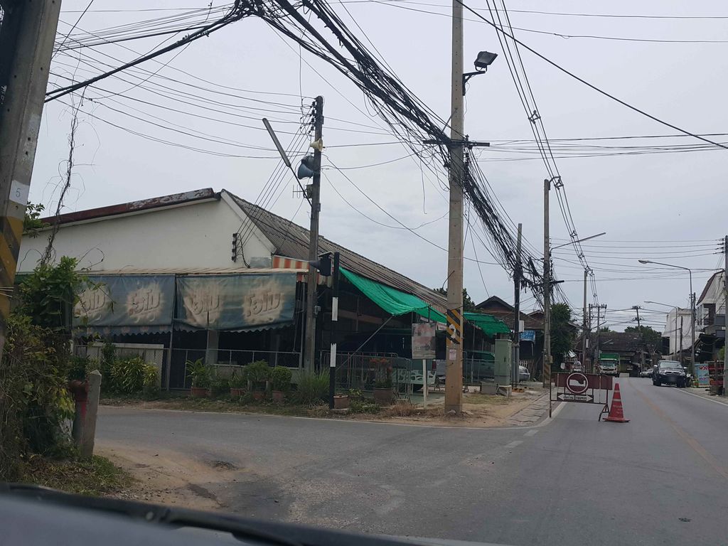 ภาพถนนตรงที่ ร้านข้าวมันไก่กาญจนา ตั้งอยู่ ถ่ายโดย jrcarlsen พ.ศ. 2558 (2015) · A street-level view of where ร้านข้าวมันไก่กาญจนา · Ran Khao Man Kai Kanchana stands, by jrcarlsen in 2558 (2015)