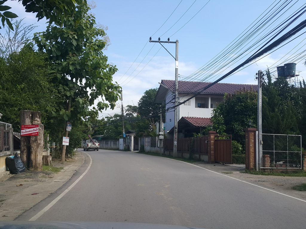 ภาพถนนตรงที่ โรงเรียนอนุบาลสุรีย์วรรณ ตั้งอยู่ ถ่ายโดย jrcarlsen พ.ศ. 2558 (2015) · A street-level view of where โรงเรียนอนุบาลสุรีย์วรรณ · Anuban Suri Wan School stands, by jrcarlsen in 2558 (2015)