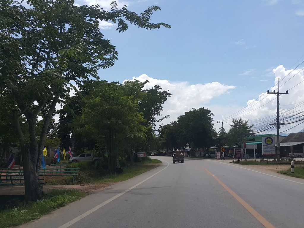 ภาพถนนตรงที่ ญาญ่าโมบาย ตั้งอยู่ ถ่ายโดย jrcarlsen พ.ศ. 2558 (2015) · A street-level view of where ญาญ่าโมบาย · Yayamobai stands, by jrcarlsen in 2558 (2015)