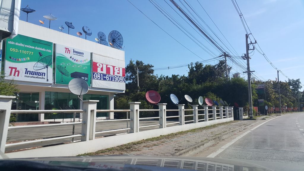 ภาพถนนตรงที่ Mg โปรแรง เชียงใหม่ ตั้งอยู่ ถ่ายโดย jrcarlsen พ.ศ. 2559 (2016) · A street-level view of where Mg โปรแรง เชียงใหม่ · Mg Pro Raeng Chiang Mai stands, by jrcarlsen in 2559 (2016)