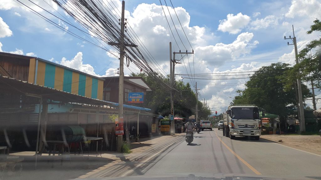 ภาพถนนตรงที่ เจ๊ดา หมูย่างบ้านกาด ตั้งอยู่ ถ่ายโดย jrcarlsen พ.ศ. 2564 (2021) · A street-level view of where เจ๊ดา หมูย่างบ้านกาด · Cheda Muyang Ban Kat stands, by jrcarlsen in 2564 (2021)