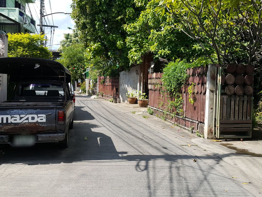 ภาพถนนตรงที่ Oldtown Chiangmai Boutique ตั้งอยู่ ถ่ายโดย jrcarlsen พ.ศ. 2558 (2015) · A street-level view of where Oldtown Chiangmai Boutique stands, by jrcarlsen in 2558 (2015)
