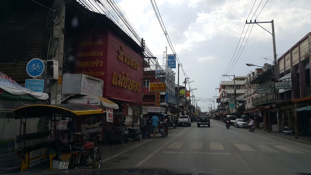 ภาพถนนตรงที่ บ้านคนรักเบเกอรี่ สาขา ตลาดสันกำแพง ตั้งอยู่ ถ่ายโดย jrcarlsen พ.ศ. 2559 (2016) · A street-level view of where บ้านคนรักเบเกอรี่ สาขา ตลาดสันกำแพง · Ban Khon Rak Bakery Sakha Talat San Kamphaeng stands, by jrcarlsen in 2559 (2016)