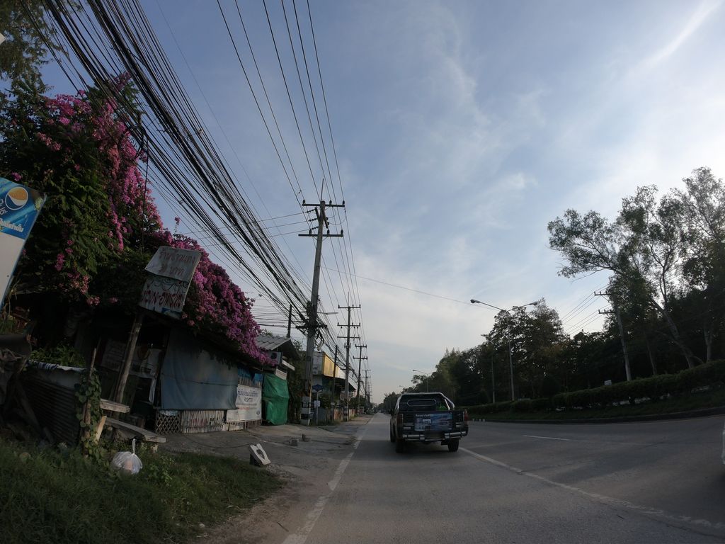 ภาพถนนตรงที่ ส้มตำกุหลาบ ตั้งอยู่ ถ่ายโดย chanuwath_grab พ.ศ. 2562 (2019) · A street-level view of where ส้มตำกุหลาบ · Som Tam Kulap stands, by chanuwath_grab in 2562 (2019)