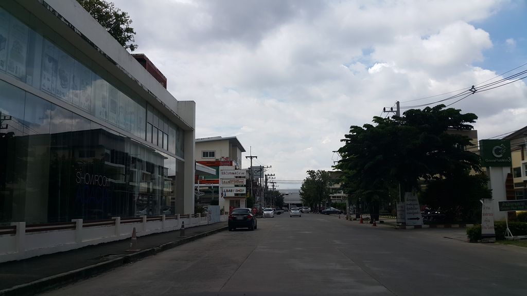 ภาพถนนตรงที่ Janista Clinic ตั้งอยู่ ถ่ายโดย jrcarlsen พ.ศ. 2559 (2016) · A street-level view of where Janista Clinic stands, by jrcarlsen in 2559 (2016)