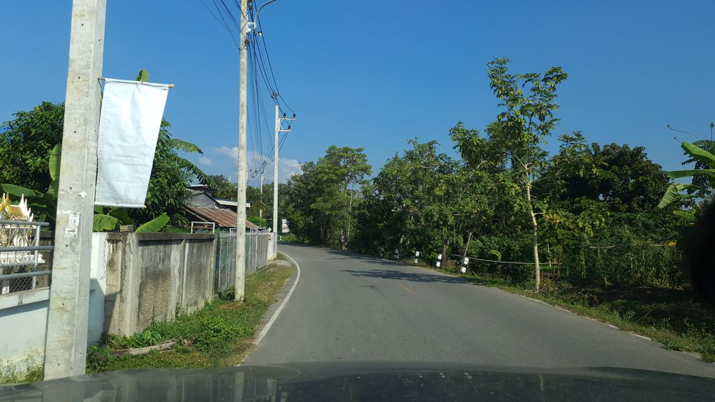 ภาพถนนตรงที่ หอพักปูนเปลย ตั้งอยู่ ถ่ายโดย jrcarlsen พ.ศ. 2562 (2019) · A street-level view of where หอพักปูนเปลย · Pun Pe Lo Dormitory stands, by jrcarlsen in 2562 (2019)
