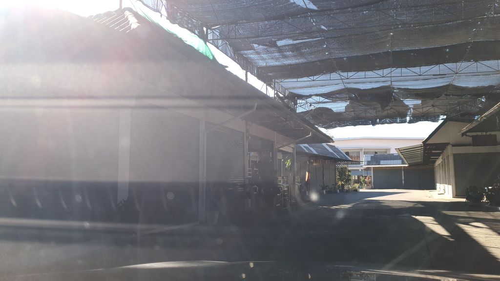 ภาพถนนตรงที่ Saowanee Gallery ตั้งอยู่ ถ่ายโดย jrcarlsen พ.ศ. 2565 (2022) · A street-level view of where Saowanee Gallery stands, by jrcarlsen in 2565 (2022)