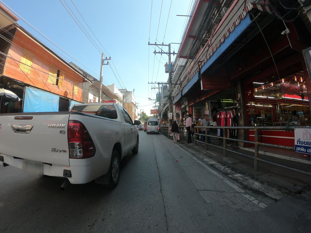 ภาพถนนตรงที่ Kadluang Cafe & Roaster ตั้งอยู่ ถ่ายโดย chanuwath_grab พ.ศ. 2562 (2019) · A street-level view of where Kadluang Cafe & Roaster stands, by chanuwath_grab in 2562 (2019)