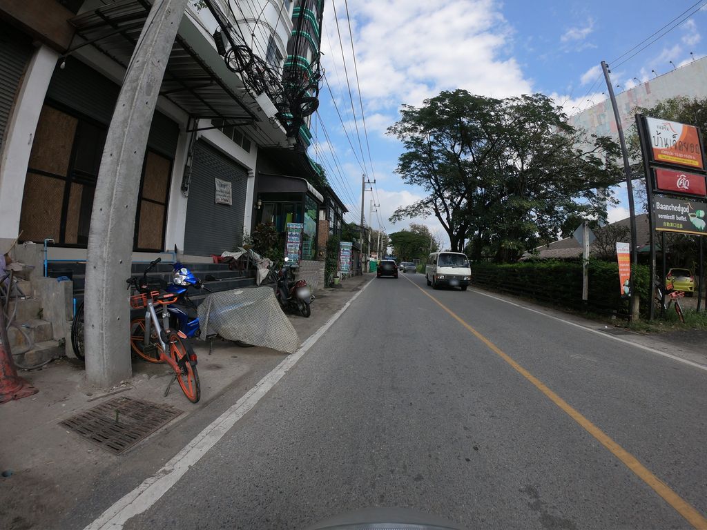 ภาพถนนตรงที่ Rattha Clinic ตั้งอยู่ ถ่ายโดย chanuwath_grab พ.ศ. 2562 (2019) · A street-level view of where Rattha Clinic stands, by chanuwath_grab in 2562 (2019)