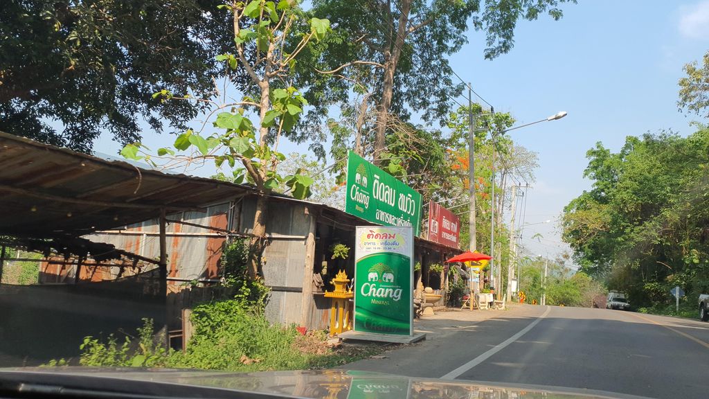 ภาพถนนตรงที่ ร้านปากจู๋ ณ หุบเขาไฮโซ ตั้งอยู่ ถ่ายโดย jrcarlsen พ.ศ. 2565 (2022) · A street-level view of where ร้านปากจู๋ ณ หุบเขาไฮโซ · Ran Pak Chu Na Hupkhaohaiso stands, by jrcarlsen in 2565 (2022)