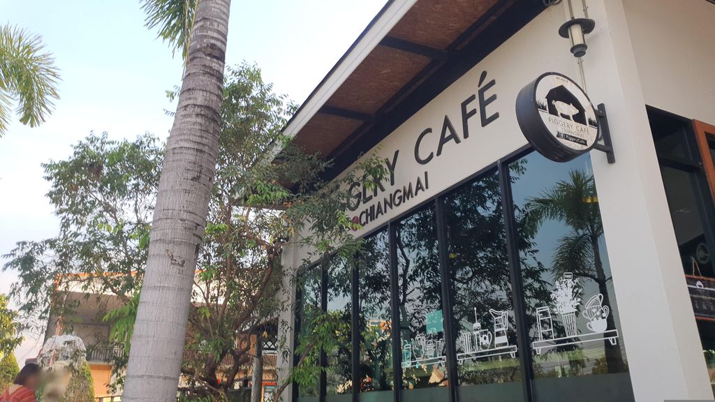 ภาพถนนตรงที่ Piggery Café and Restaurant ตั้งอยู่ ถ่ายโดย jrcarlsen พ.ศ. 2566 (2023) · A street-level view of where Piggery Café and Restaurant stands, by jrcarlsen in 2566 (2023)
