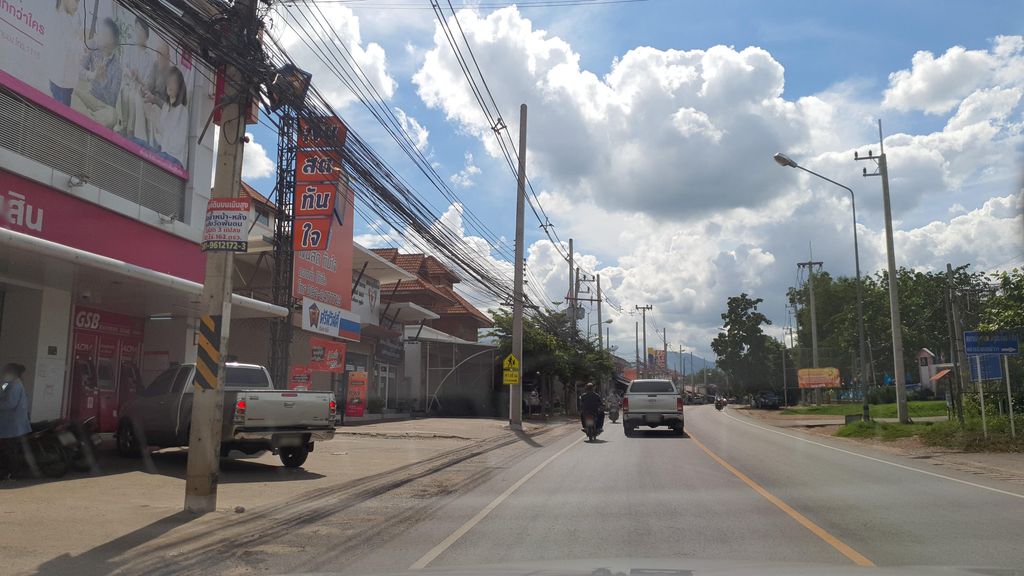 ภาพถนนตรงที่ ร้านข้าวมันไก่ไหหลำมาดามมิว ตั้งอยู่ ถ่ายโดย jrcarlsen พ.ศ. 2564 (2021) · A street-level view of where ร้านข้าวมันไก่ไหหลำมาดามมิว · Ran Khao Man Kai Hailam Madam Mio stands, by jrcarlsen in 2564 (2021)