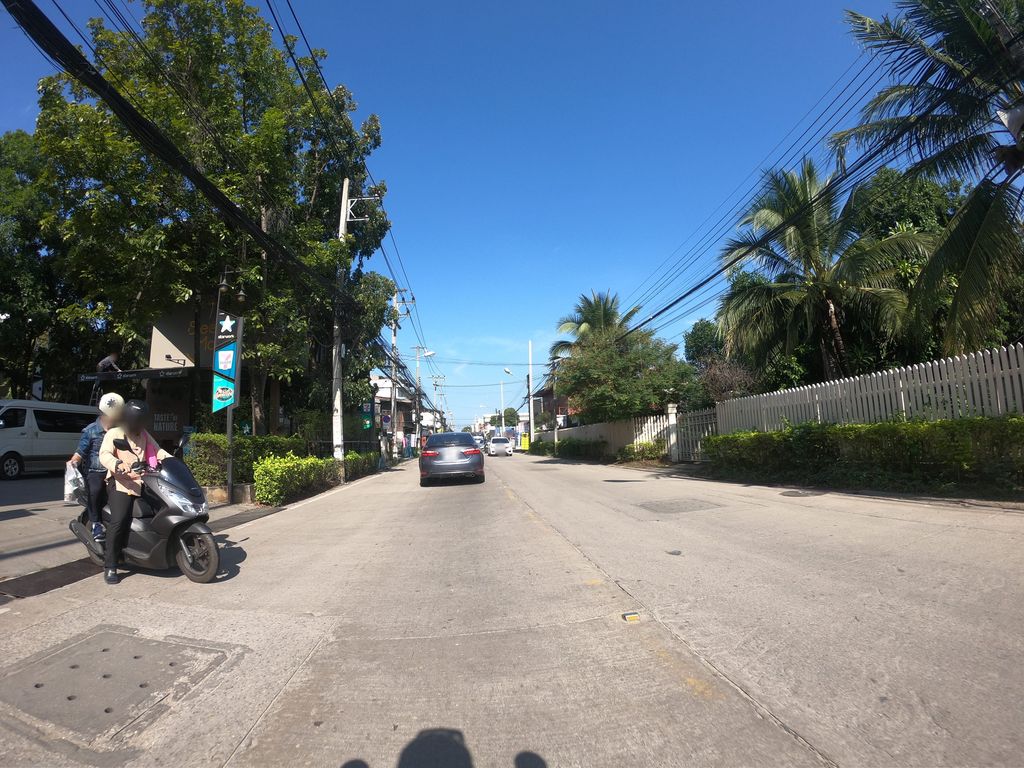 ภาพถนนตรงที่ TheEstate CNX ตั้งอยู่ ถ่ายโดย chanuwath_grab พ.ศ. 2562 (2019) · A street-level view of where TheEstate CNX stands, by chanuwath_grab in 2562 (2019)
