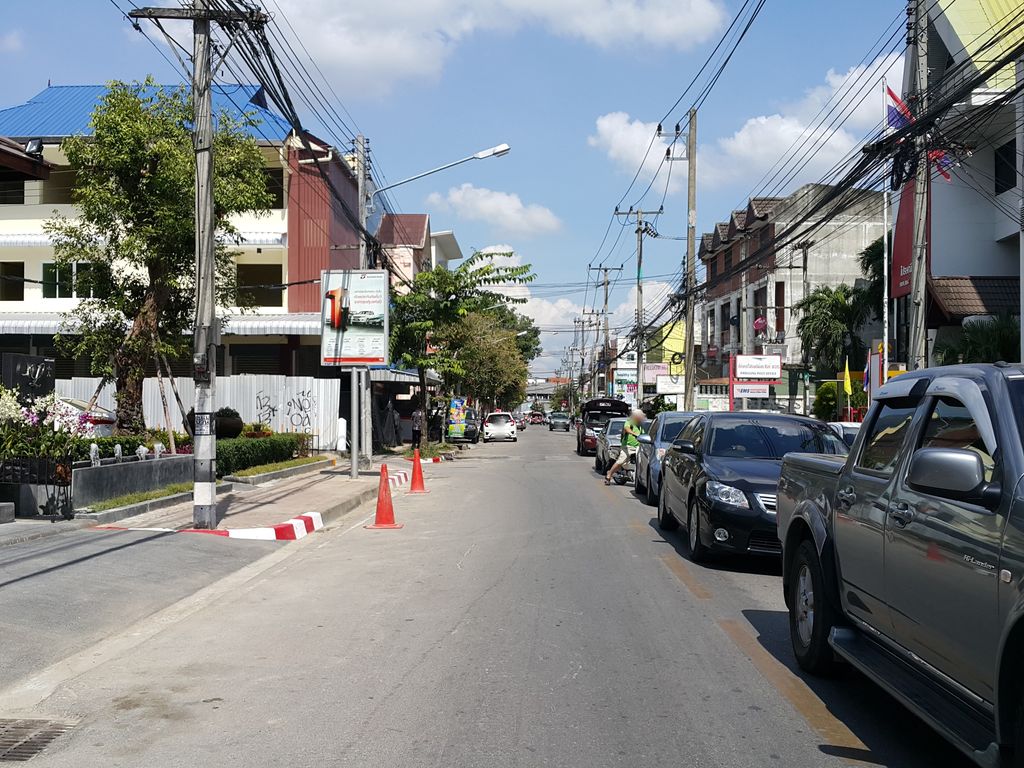 ภาพถนนตรงที่ Amigos Mexican Bistro ตั้งอยู่ ถ่ายโดย jrcarlsen พ.ศ. 2558 (2015) · A street-level view of where Amigos Mexican Bistro stands, by jrcarlsen in 2558 (2015)