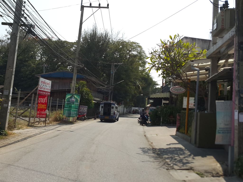 ภาพถนนตรงที่ หอพักเชียงใหม่ Music House ตั้งอยู่ ถ่ายโดย jrcarlsen พ.ศ. 2558 (2015) · A street-level view of where หอพักเชียงใหม่ Music House stands, by jrcarlsen in 2558 (2015)