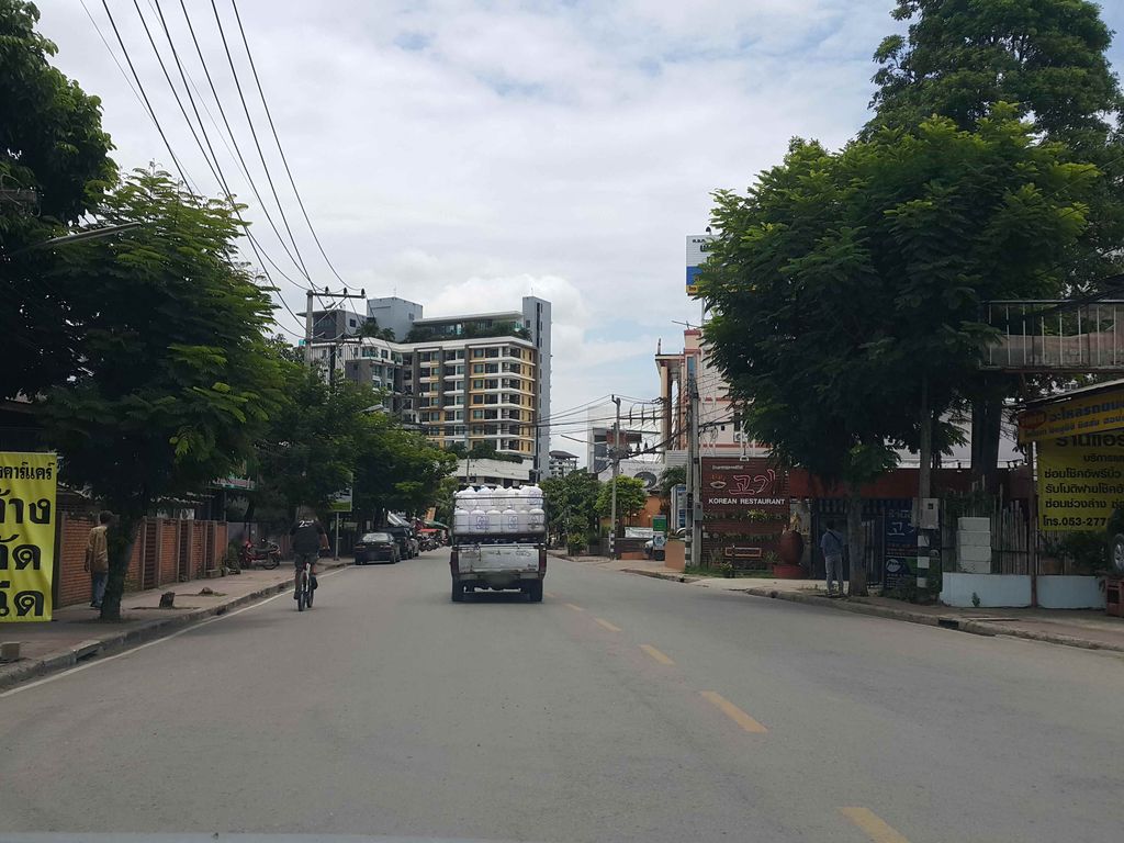 ภาพถนนตรงที่ ร้าน แอโช้คอัพ เชียงใหม่ ตั้งอยู่ ถ่ายโดย jrcarlsen พ.ศ. 2558 (2015) · A street-level view of where ร้าน แอโช้คอัพ เชียงใหม่ · Ran Aechokap Chiang Mai stands, by jrcarlsen in 2558 (2015)