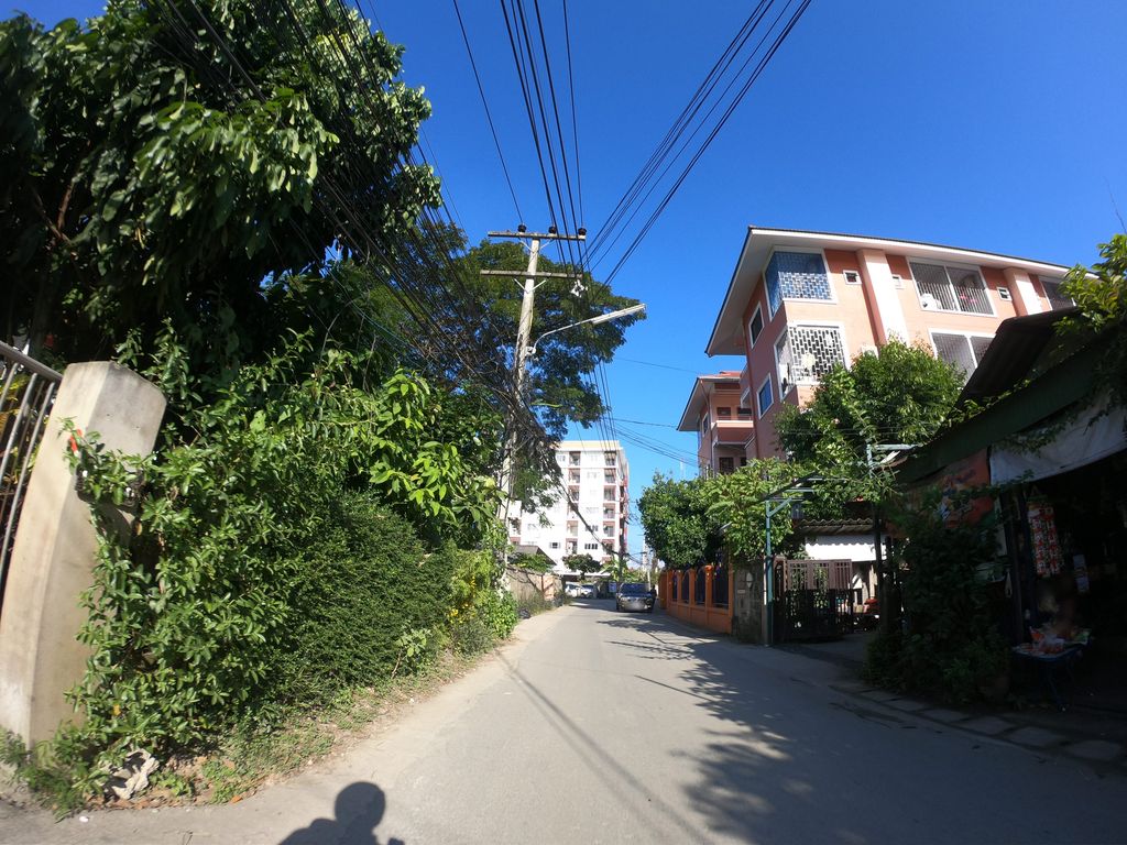 ภาพถนนตรงที่ ลาบป้าแอ้ ตั้งอยู่ ถ่ายโดย chanuwath_grab พ.ศ. 2562 (2019) · A street-level view of where ลาบป้าแอ้ · Lappaae stands, by chanuwath_grab in 2562 (2019)