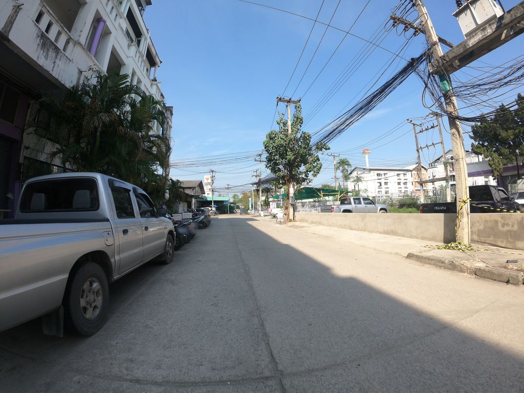 ภาพถนนตรงที่ Friend Accounting ตั้งอยู่ ถ่ายโดย chanuwath_grab พ.ศ. 2562 (2019) · A street-level view of where Friend Accounting stands, by chanuwath_grab in 2562 (2019)