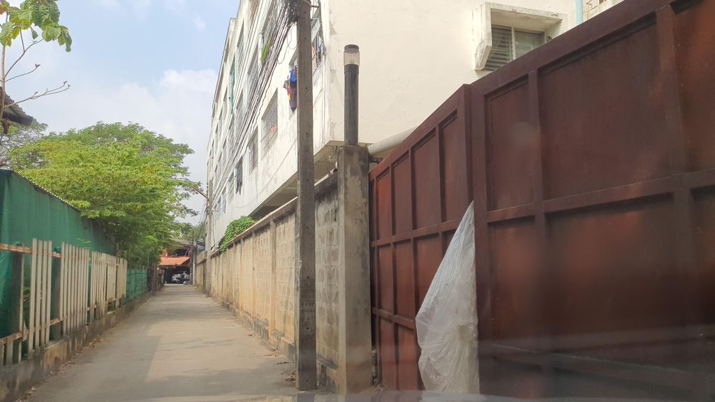 ภาพถนนตรงที่ Coway Chiangmai ตั้งอยู่ ถ่ายโดย jrcarlsen พ.ศ. 2565 (2022) · A street-level view of where Coway Chiangmai stands, by jrcarlsen in 2565 (2022)