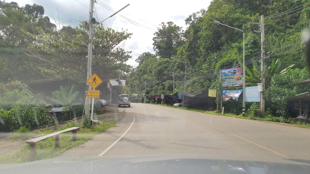 ภาพถนนตรงที่ ร้านพิ้งค์และแพน ตั้งอยู่ ถ่ายโดย jrcarlsen พ.ศ. 2564 (2021) · A street-level view of where ร้านพิ้งค์และแพน · Ran Phing Lae Phaen stands, by jrcarlsen in 2564 (2021)