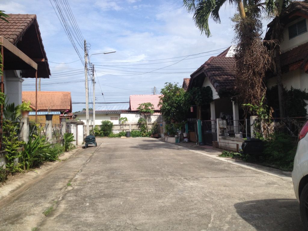 ภาพถนนตรงที่ พี.ทีเชิ๊ตร้านตัดเย็บเชียงใหม่ ตั้งอยู่ ถ่ายโดย jimwatana พ.ศ. 2558 (2015) · A street-level view of where พี.ทีเชิ๊ตร้านตัดเย็บเชียงใหม่ · Phi.thi Choet Ran Tatyep Chiang Mai stands, by jimwatana in 2558 (2015)
