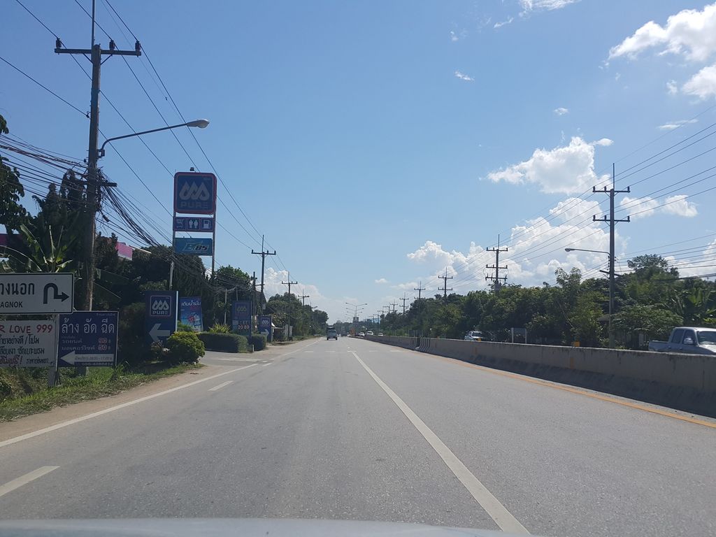ภาพถนนตรงที่ ร้านเพื่อน @สะลวง ตั้งอยู่ ถ่ายโดย jrcarlsen พ.ศ. 2558 (2015) · A street-level view of where ร้านเพื่อน @สะลวง · Ran Phuean @saluang stands, by jrcarlsen in 2558 (2015)