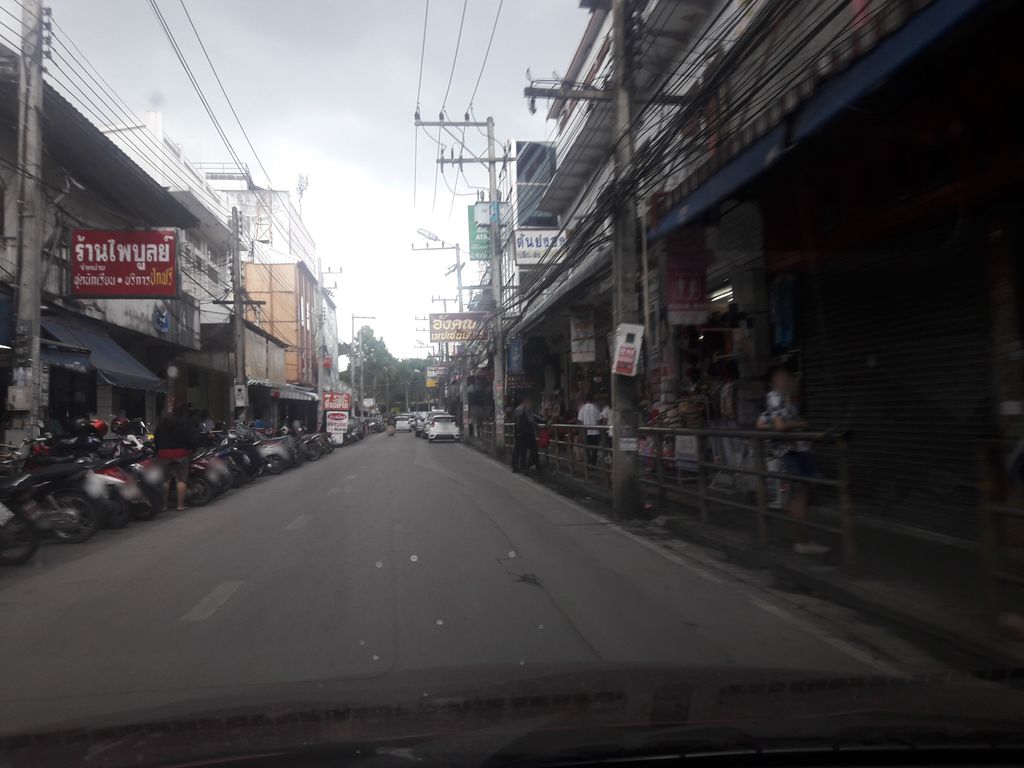ภาพถนนตรงที่ ปาท่องโก๋ "โกเหน่ง" ตั้งอยู่ ถ่ายโดย ratchaphat พ.ศ. 2561 (2018) · A street-level view of where ปาท่องโก๋ "โกเหน่ง" · Patongko "koneng" stands, by ratchaphat in 2561 (2018)