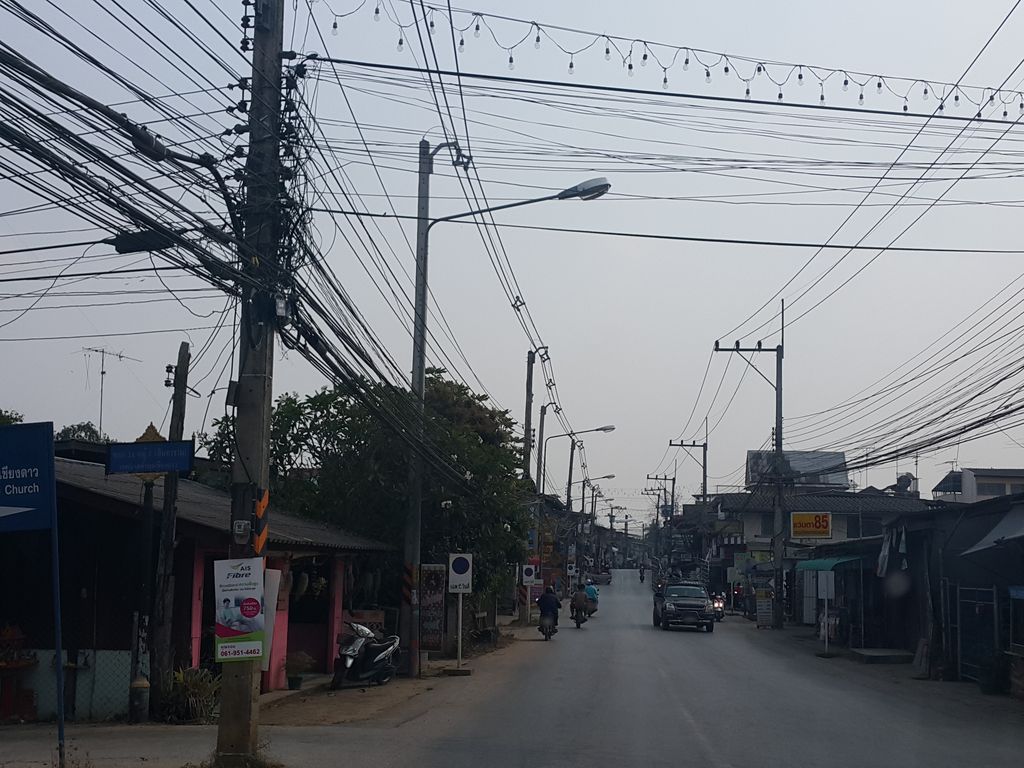 ภาพถนนตรงที่ ร้านน้อยข้าวต้ม ตั้งอยู่ ถ่ายโดย jrcarlsen พ.ศ. 2559 (2016) · A street-level view of where ร้านน้อยข้าวต้ม · Ran Noi Khaotom stands, by jrcarlsen in 2559 (2016)
