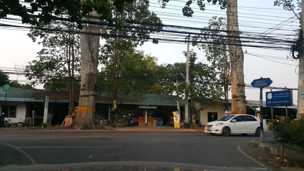 ภาพถนนตรงที่ Yencha gaafae - เย็นชากาแฟ ตั้งอยู่ ถ่ายโดย jrcarlsen พ.ศ. 2559 (2016) · A street-level view of where Yencha gaafae - เย็นชากาแฟ stands, by jrcarlsen in 2559 (2016)