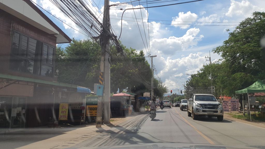 ภาพถนนตรงที่ กาแฟข้างบ้าน แม่วาง ตั้งอยู่ ถ่ายโดย jrcarlsen พ.ศ. 2564 (2021) · A street-level view of where กาแฟข้างบ้าน แม่วาง · Kafaekhangban Mae Wang stands, by jrcarlsen in 2564 (2021)