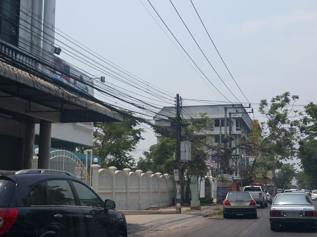 ภาพถนนตรงที่ Coffee Connect ตั้งอยู่ ถ่ายโดย jrcarlsen พ.ศ. 2559 (2016) · A street-level view of where Coffee Connect stands, by jrcarlsen in 2559 (2016)