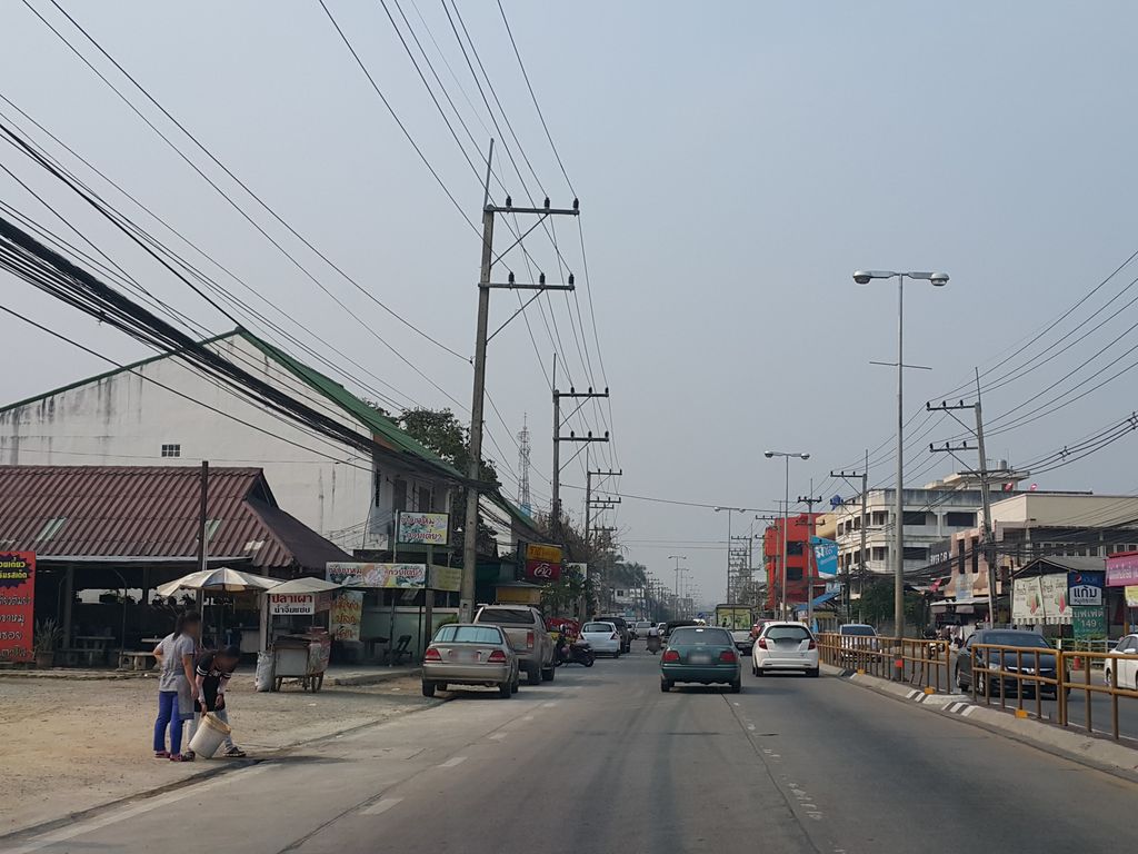 ภาพถนนตรงที่ 121Coffee ตั้งอยู่ ถ่ายโดย jrcarlsen พ.ศ. 2559 (2016) · A street-level view of where 121Coffee stands, by jrcarlsen in 2559 (2016)