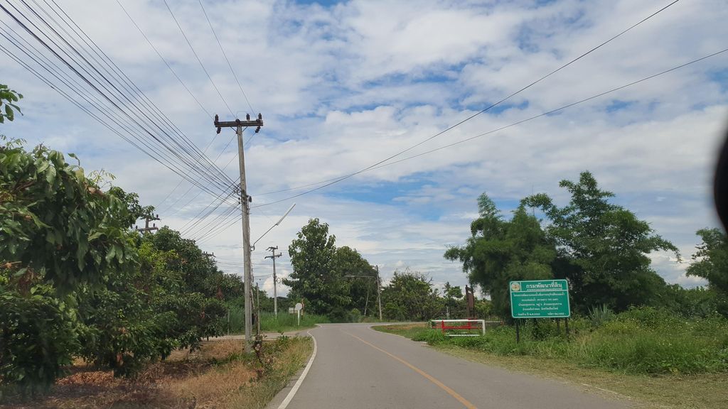 ภาพถนนตรงที่ บีเกิ้ล สันป่าตอง ตั้งอยู่ ถ่ายโดย jrcarlsen พ.ศ. 2564 (2021) · A street-level view of where บีเกิ้ล สันป่าตอง · Bikoen San Pa Tong stands, by jrcarlsen in 2564 (2021)