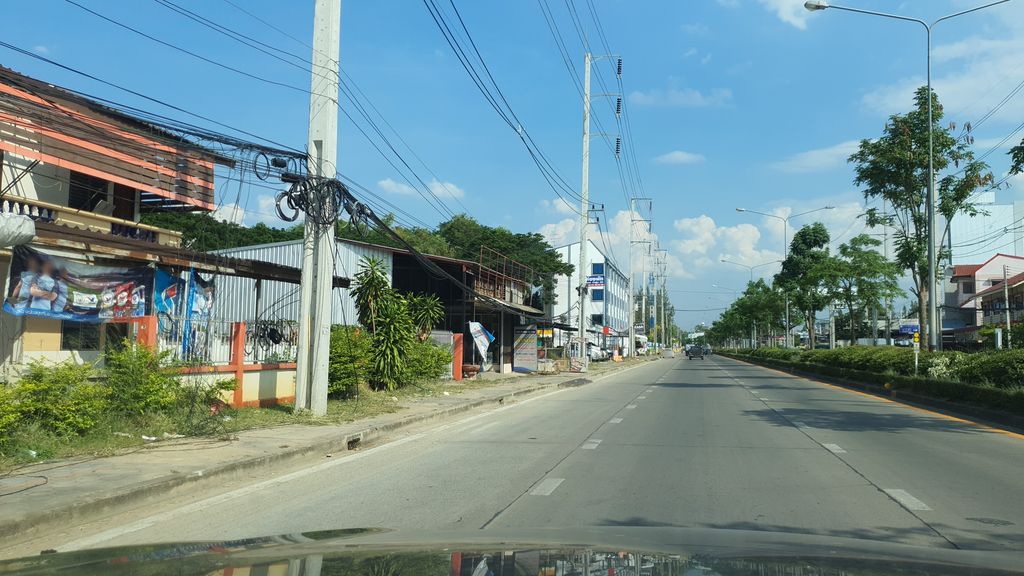 ภาพถนนตรงที่ ครูหนึ่งรถสวย รถมือสอง ตั้งอยู่ ถ่ายโดย jrcarlsen พ.ศ. 2564 (2021) · A street-level view of where ครูหนึ่งรถสวย รถมือสอง · Khrunueng Rotsuai Rotmuetong stands, by jrcarlsen in 2564 (2021)