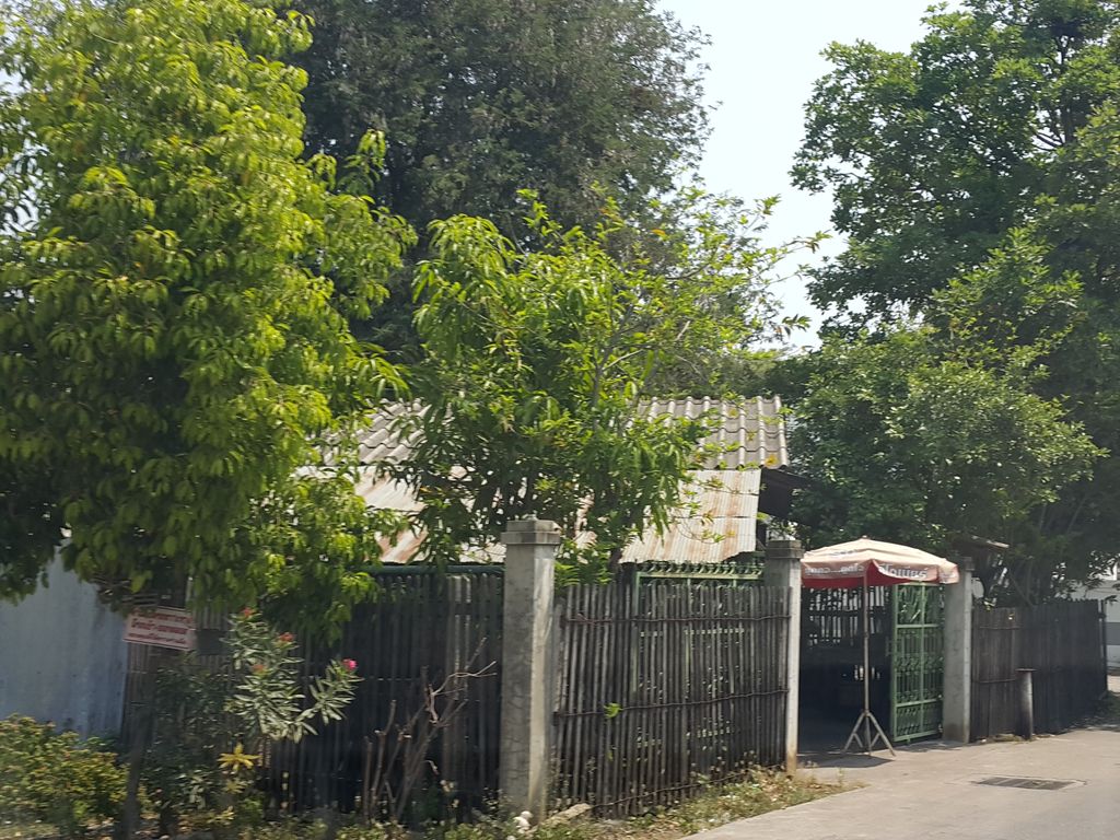 ภาพถนนตรงที่ พรพิมลคอร์ท ตั้งอยู่ ถ่ายโดย jrcarlsen พ.ศ. 2559 (2016) · A street-level view of where พรพิมลคอร์ท · Phraphimlakhot stands, by jrcarlsen in 2559 (2016)