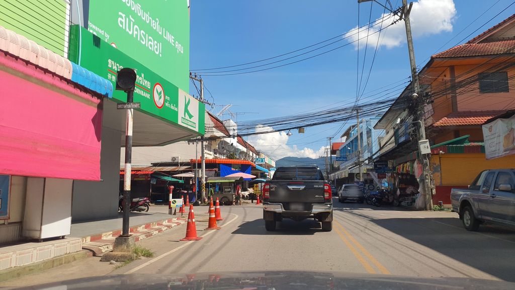 ภาพถนนตรงที่ เมืองทองฟิชชิ่งพร้าว ตั้งอยู่ ถ่ายโดย jrcarlsen พ.ศ. 2564 (2021) · A street-level view of where เมืองทองฟิชชิ่งพร้าว · Mueang Thong Fishing Phrao stands, by jrcarlsen in 2564 (2021)