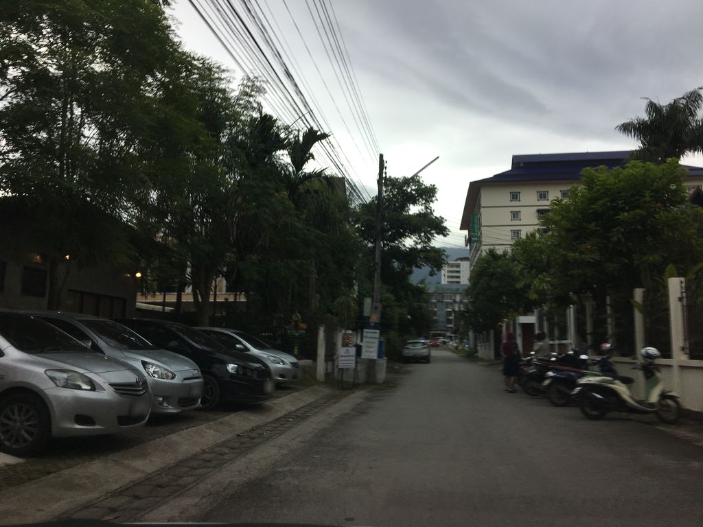 ภาพถนนตรงที่ Eight Units residence ตั้งอยู่ ถ่ายโดย wapriz พ.ศ. 2561 (2018) · A street-level view of where Eight Units residence stands, by wapriz in 2561 (2018)