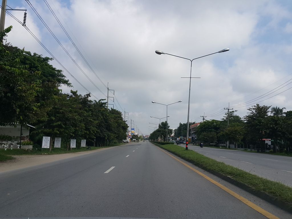 ภาพถนนตรงที่ วัดดอยสะเก็ด ตั้งอยู่ ถ่ายโดย jrcarlsen พ.ศ. 2558 (2015) · A street-level view of where วัดดอยสะเก็ด · Wat Doi Saket stands, by jrcarlsen in 2558 (2015)