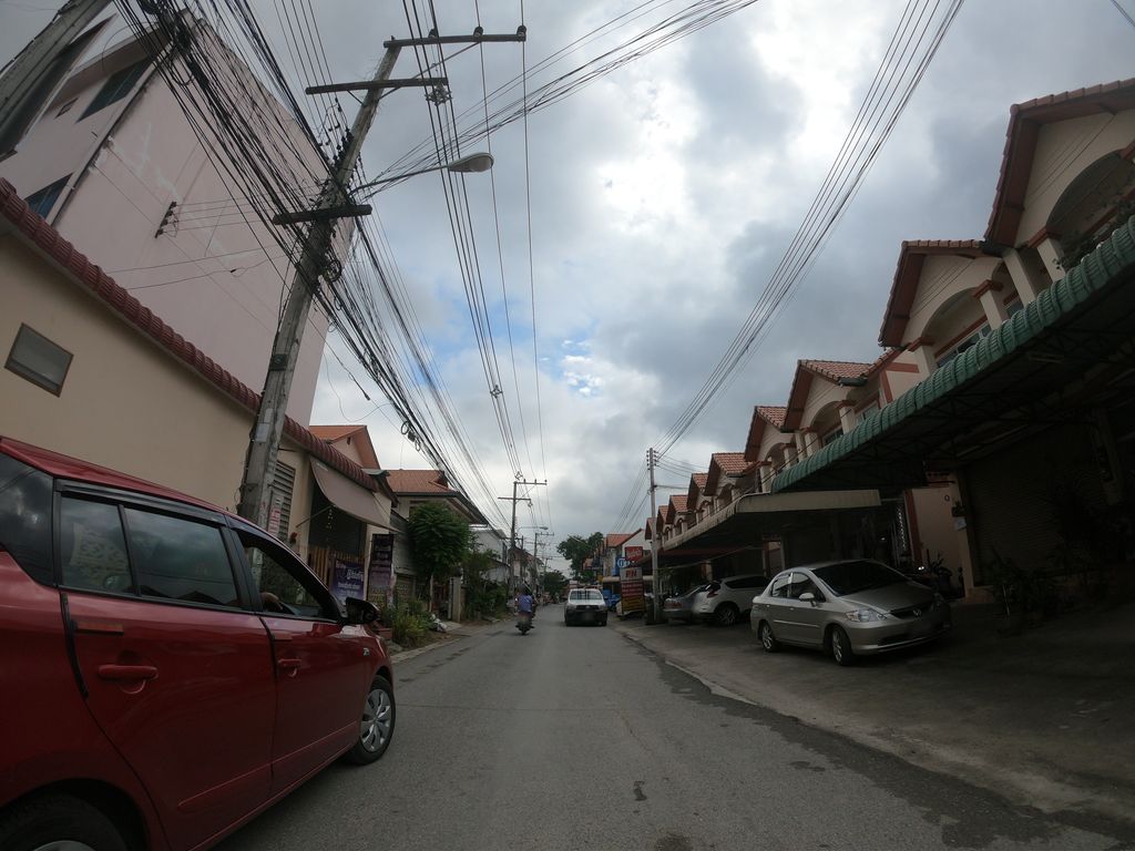 ภาพถนนตรงที่ กะเพราขี้เมา น้ำลี้ ตั้งอยู่ ถ่ายโดย chanuwath_grab พ.ศ. 2562 (2019) · A street-level view of where กะเพราขี้เมา น้ำลี้ · Kaphraokhimao Nam Li stands, by chanuwath_grab in 2562 (2019)