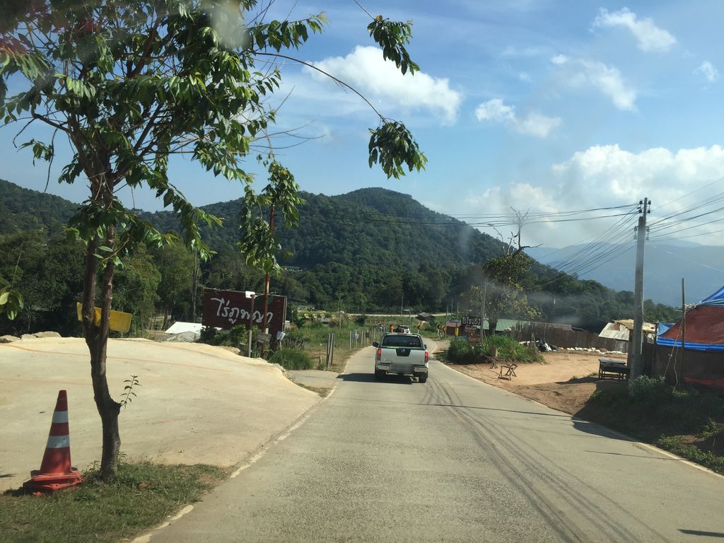 ภาพถนนตรงที่ อาฉ่าง แคมป์ ม่อนแจ่ม ตั้งอยู่ ถ่ายโดย kyoko พ.ศ. 2562 (2019) · A street-level view of where อาฉ่าง แคมป์ ม่อนแจ่ม · Achang Camp Mon Cham stands, by kyoko in 2562 (2019)