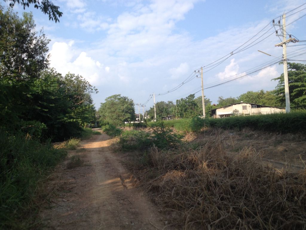 ภาพถนนตรงที่ ราชพฤกษ์กรีนวิว ตั้งอยู่ ถ่ายโดย jimwatana พ.ศ. 2558 (2015) · A street-level view of where ราชพฤกษ์กรีนวิว · Ratcha Pharueka Green View stands, by jimwatana in 2558 (2015)