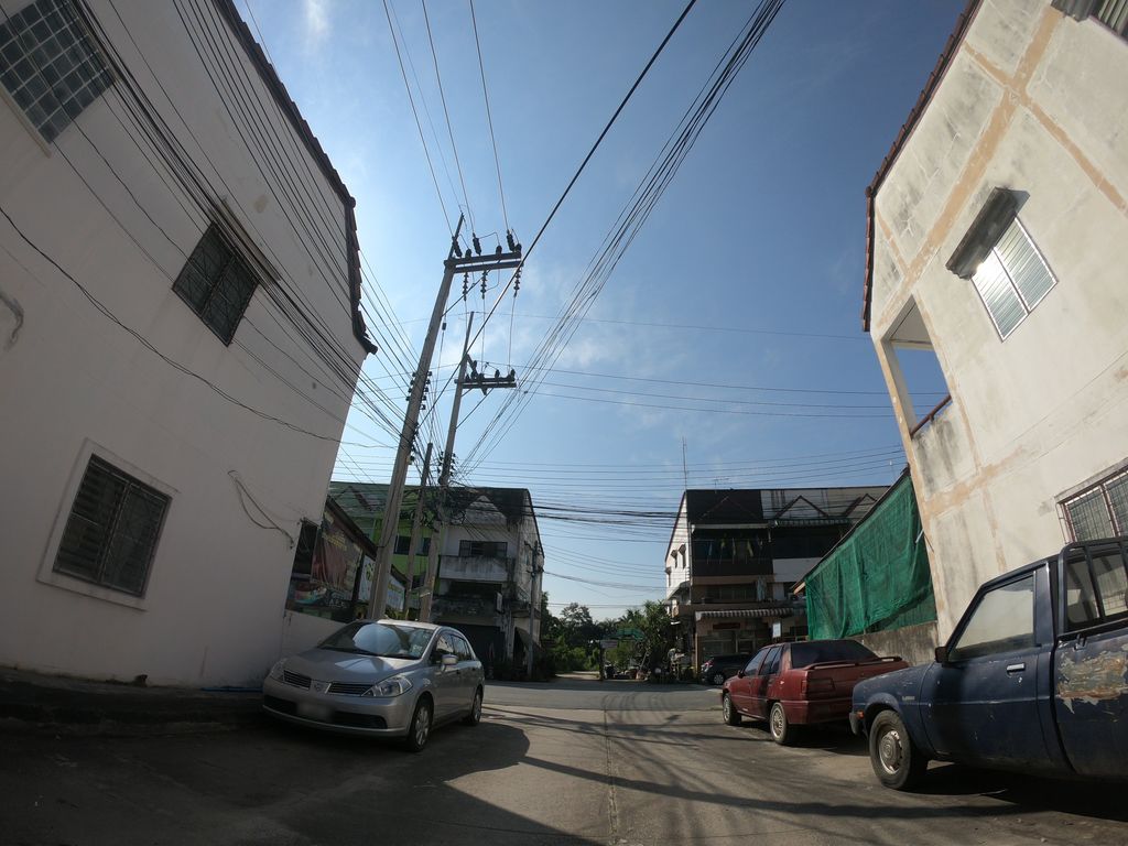 ภาพถนนตรงที่ หมู่บ้านนภาวิว ตั้งอยู่ ถ่ายโดย chanuwath_grab พ.ศ. 2562 (2019) · A street-level view of where หมู่บ้านนภาวิว · Naphaowa Village stands, by chanuwath_grab in 2562 (2019)