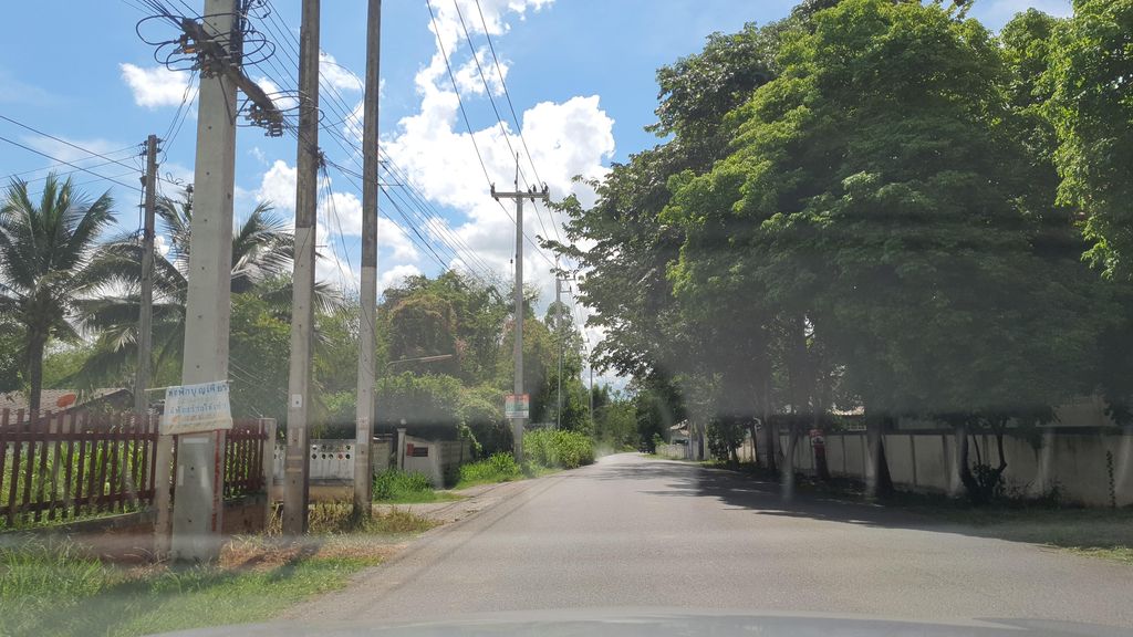 ภาพถนนตรงที่ คณะสงฆ์อำเภอสันป่าตอง ตั้งอยู่ ถ่ายโดย jrcarlsen พ.ศ. 2564 (2021) · A street-level view of where คณะสงฆ์อำเภอสันป่าตอง · Khana Song Am Phoesanpatong stands, by jrcarlsen in 2564 (2021)