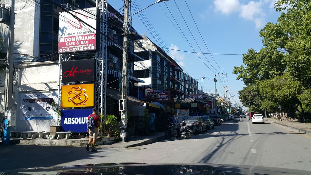 ภาพถนนตรงที่ หนองหอยแคมป์ ตั้งอยู่ ถ่ายโดย jrcarlsen พ.ศ. 2559 (2016) · A street-level view of where หนองหอยแคมป์ · Nong Hoi Camp stands, by jrcarlsen in 2559 (2016)