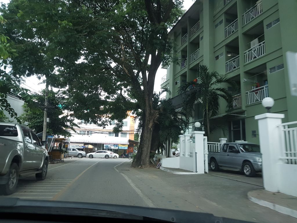 ภาพถนนตรงที่ Inner Brows ตั้งอยู่ ถ่ายโดย ekkarin พ.ศ. 2561 (2018) · A street-level view of where Inner Brows stands, by ekkarin in 2561 (2018)