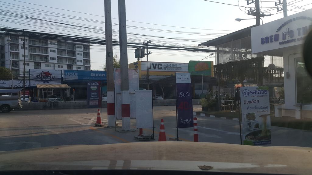 ภาพถนนตรงที่ DK Park ตั้งอยู่ ถ่ายโดย jrcarlsen พ.ศ. 2562 (2019) · A street-level view of where DK Park stands, by jrcarlsen in 2562 (2019)