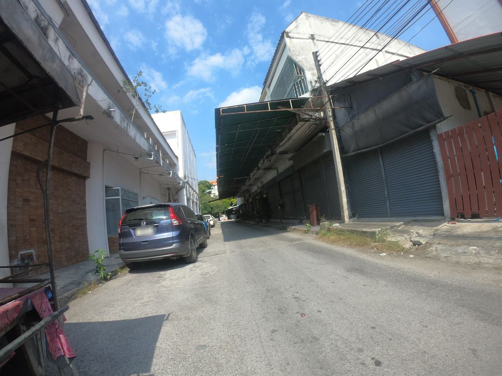 ภาพถนนตรงที่ Pearty tea PTT CM -Thammasat. ตั้งอยู่ ถ่ายโดย chanuwath_grab พ.ศ. 2562 (2019) · A street-level view of where Pearty tea PTT CM -Thammasat. stands, by chanuwath_grab in 2562 (2019)