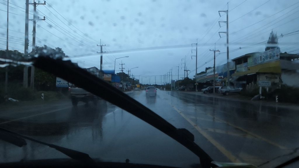 ภาพถนนตรงที่ ไร่ภาดล ตั้งอยู่ ถ่ายโดย charlesano พ.ศ. 2561 (2018) · A street-level view of where ไร่ภาดล · Raiphatla stands, by charlesano in 2561 (2018)