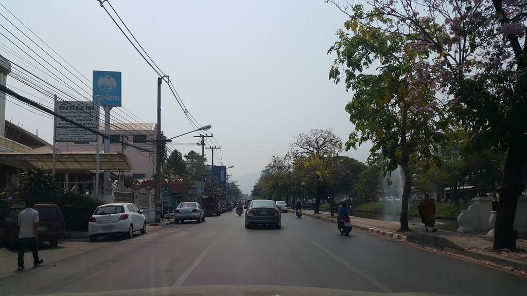 ภาพถนนตรงที่ แว่นตา Patcharin optic ตลาดคำเที่ยง ตั้งอยู่ ถ่ายโดย jrcarlsen พ.ศ. 2560 (2017) · A street-level view of where แว่นตา Patcharin optic ตลาดคำเที่ยง stands, by jrcarlsen in 2560 (2017)